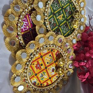 Thali Rosa Real Hecho a Mano con Trabajo de Espejo Dorado y Adornos de Perlas para Decoración Festiva, Diwali, Bodas y Rituales - Product Image 1