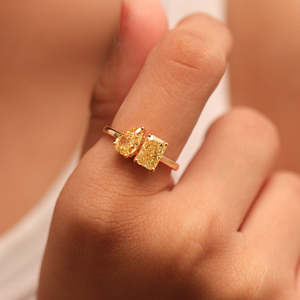 Anillo moderno de moissanita amarilla de 2.30 quilates con corte radiante en forma de pera, oro amarillo de 14 quilates, anillo de compromiso de lujo hecho a mano en India, regalo para ella. - Product Image 1