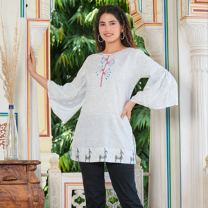 Blusa Blanca de Rayón para Mujer, con Bordado Geométrico, Corte Regular, Mangas Tres Cuartos y Cuello Redondo, Estilo Casual Global - Product Image 1