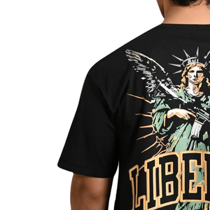 Camiseta Negra para Hombre con Estampado Gráfico Liberty, Cuello Redondo, Manga Corta, Estilo Casual Urbano, Diseño en la Espalda, Venta al Por Mayor de Ropa de Moda - Product Image 4