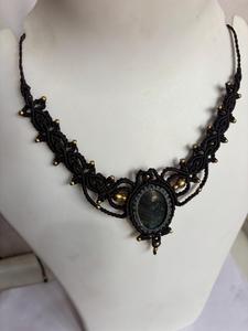 Collier en macramé noir fait main, pierre de labradorite bleue avec perles dorées, bijoux en cristal bohème gothique - Product Image 2