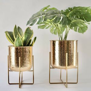 Jardinière décorative en métal avec support pour une présentation élégante en intérieur et en extérieur, solutions d'aménagement de jardin de qualité supérieure - Product Image 1