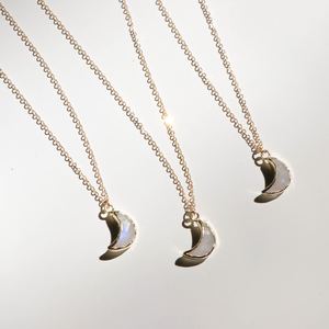 Pendentif délicat en forme de croissant en argent sterling 925 plaqué or, serti clos, avec pierre de lune naturelle, pierre de naissance de juin, style vintage, Rajasthan - Product Image 3