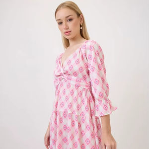 Vestido Midi Formal Holgado con Estampado Floral Rosa, Ecológico, para Verano, Cuello en V, Manga Tres Cuartos, Cintura Natural - Product Image 1