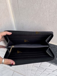 Bolso de mano de cuero con grabado artesanal de diseño moderno, color marrón, para fiestas, multiusos, con correa de transporte fácil. - Product Image 5