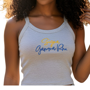 เสื้อกล้ามครอป Sigma Gamma Rho สีเทา เสื้อออกกำลังกายแขนกุดสำหรับผู้หญิง เสื้อผ้าลำลองสำหรับชมรมนักศึกษา เสื้อฟิตเนสลายตัวอักษรกรีกแบบสั่งทำ - Product Image 1