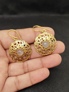 ต่างหูแบบห้อยประดับพลอยทองเหลืองส่งออกทำมือชุบทองด้วยเม็ดสีโรสควอทซ์ - Product Image 5