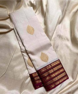 Sari Tradicional de Seda Blanca con Borde Dorado y Morado, Vestido de Novia para Mujer, Estilo Indio-Pakistaní, Largo hasta el Suelo, Corte Regular - Product Image 3