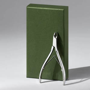 Pince à cuticules de précision Elite, outils à ongles personnalisés, finition artisanale, acier inoxydable, pince de soin des ongles avec boîte cadeau de luxe, coupe-ongles - Product Image 1