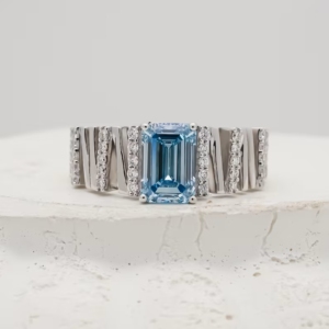 Anillo de Diamantes Azul Esmeralda en Oro Blanco con Banda Ancha y Diamantes Pavé Laterales, Anillo de Compromiso de Lujo para Mujer - Product Image 4