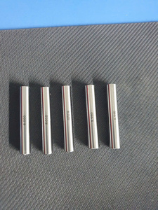 Pièces industrielles cylindriques en acier inoxydable SUS303 usinées avec précision par CNC, à passage unique, modèle personnalisable, fournisseur OEM - Product Image 1
