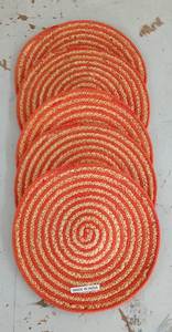 Dale un toque natural a tu mesa con este mantel individual redondo de yute trenzado y algodón, ecológico, con espiral roja, resistente al calor, ideal para la cena. - Product Image 4