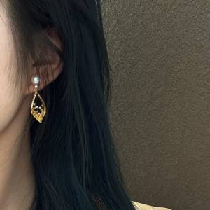 Pendientes Largos Elegantes para Mujer, Diseño de Nicho, con Pluma, Diamantes y Acabado Dorado Cepillado, Estilo Hoja, Dorado y Plateado - Product Image 4