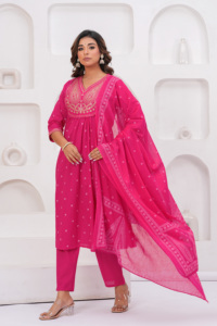 ชุดกูร์ตะปักลายสีชมพูสำหรับผู้หญิงพร้อมกางเกงและผ้าคลุมไหล่ |   ชุดผ้าฝ้ายสไตล์ชาติพันธุ์สำหรับสุภาพสตรี |   ชุดสำหรับงานเทศกาลและชุดลำลอง - Product Image 3