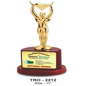 Trofeo de Alta Calidad con Base de Madera y un Hombre Sosteniendo un Diamante, Medallas Elegantes para Reconocimiento Corporativo, Disponible al Mejor Precio - Product Image 2