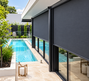 Stores motorisés d'extérieur exclusifs et haut de gamme avec un design élégant et raffiné, tissu durable, protection solaire et intimité pour maisons modernes - Product Image 3