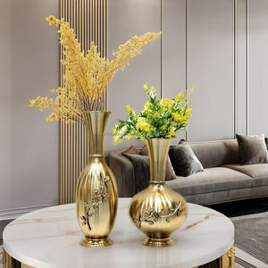 Lot de 2 vases de table modernes en métal doré antique pour la décoration intérieure Pots de fleurs élégants pour la décoration du salon - Product Image 4