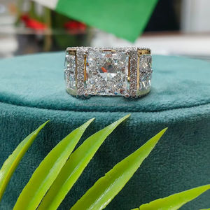 Anillo de Diamantes Corte Princesa con Halo en Oro Amarillo, Piedra Central Brillante con Halo Reluciente, Perfecto para Compromiso, Lujoso - Product Image 1