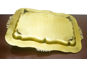Bandeja de Servicio Decorativa de Latón de Lujo con Borde Ornamentado de Rosas, Centro Grabado y Detalles de Figuras de Querubines, Acabado Dorado - Product Image 4