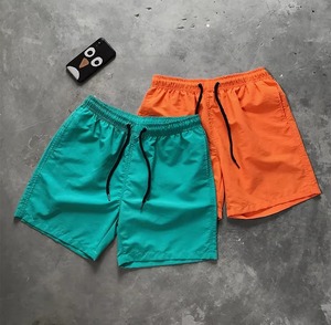 Shorts unisexe à cordon de serrage, couleur unie, séchage rapide, taille mi-haute, décontracté, en polyester tissé, coloris rouge, vert, rose, jaune, noir, fourniture OEM - Product Image 4