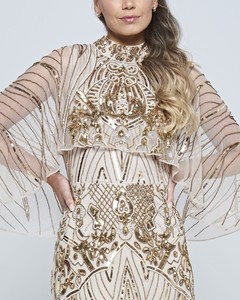 Robe de soirée longue en satin pailleté couleur or champagne, col rond, manches évasées, coupe fourreau, infroissable, avec logo frontal - Product Image 6