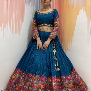 Conjunto de Ropa Étnica de Boda para Mujer, Chaniya Choli de Seda Bombay Premium con Bordado a Mano con Espejos Reales y Dupatta de Chinnon - Product Image 1