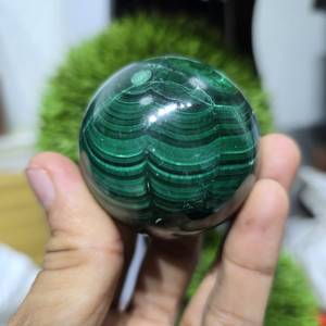 Esfera de Malaquita Natural de Alta Calidad Tallada a Mano para Decoración del Hogar, Piedra de Meditación Curativa, Esfera Verde Natural de Gujarat - Product Image 1