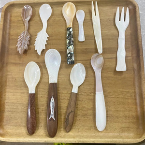 Juego de Cubiertos de Lujo Hechos a Mano con Madreperla, Cucharas y Tenedores de Concha Natural para Postre y Caviar - Macy - Product Image 1