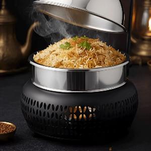 Plat à chafing de luxe or et argent avec couvercle suspendu unique et base perforée pour événements de restauration hôtelière élégants - Product Image 1