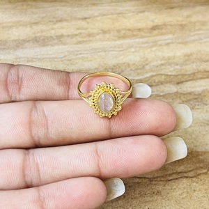 Bague Femme Tendance et Élégante en Laiton Plaqué Or, Motif Rayons de Soleil et Pierre de Lune, Style Vintage Bohème, Délicate et Imposante, Thème Céleste, Vente en Gros - Product Image 2