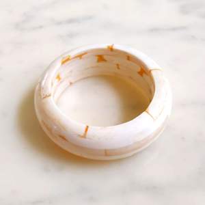 Bracelets en résine et en bois faits à la main avec des détails artistiques, accessoires de bijoux - Product Image 6