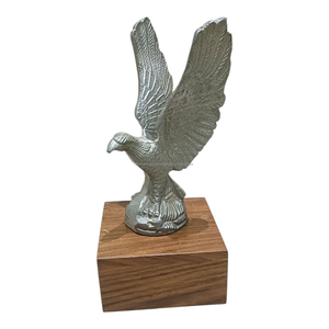Estatua Moderna de Águila de Aluminio con Alas Extendidas, Tallada en Plata - Decoración Navideña y para el Hogar - Product Image 1