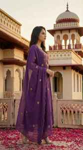 Ensemble Kurta de style ethnique décontracté en soie Chanderi avec broderie florale, coupe régulière, longueur standard, idéal pour les fêtes, séchage rapide - Product Image 5