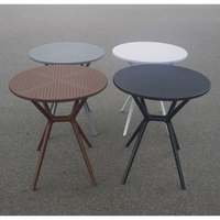 Table ronde en plastique moulé blanc avec base en X - Ensemble table et chaises modernes et compacts pour l'extérieur, résistant à l'eau et durable pour une utilisation en cour