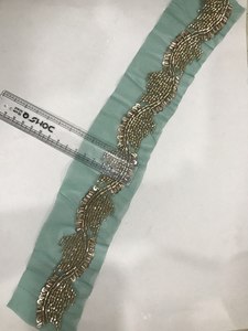 Exquisito borde floral festoneado ecológico adornado a mano para sari, con lentejuelas metálicas y bordado de precisión en malla transparente de primera calidad. - Product Image 2