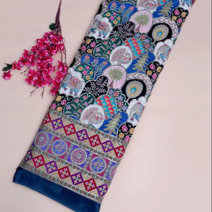 ผ้าพิมพ์ลายดอกไม้สีน้ำเงินครีปธรรมชาติ พร้อมขอบตกแต่งอย่างสวยงาม เหมาะสำหรับทำชุดคุร์ติสำหรับนักออกแบบ - Product Image 1