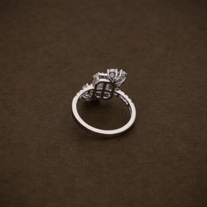Anillo de compromiso con halo floral de diamantes de corte esmeralda en oro blanco, inspirado en flores, con banda pavé, estilo vintage, joyería fina. - Product Image 3