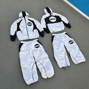 Conjunto deportivo personalizado de chaqueta cortavientos reflectante de nailon con capucha y pantalones deportivos de nailon para hombre. - Product Image 4