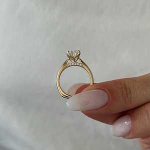 Anillo de Compromiso con Diamante Cultivado en Laboratorio de 2.5 Quilates, Corte Pera, Diseño Tulipán Único, Oro Amarillo de 14k, Certificado IGI - Product Image 5