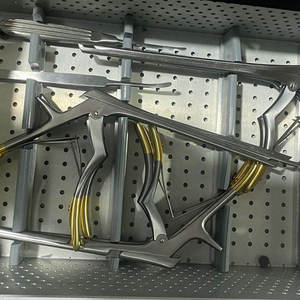 Juego de Instrumentos Ortopédicos Premium: Pinzas Quirúrgicas de Acero Inoxidable con Mangos Dorados en Bandeja de Esterilización - Product Image 5