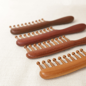 Peigne démêlant en bois de santal à manche long, à dents ondulées et larges, pour cheveux épais et cuir chevelu, artisanat naturel - Product Image 1