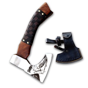 Hacha de acero grabada a mano con mango de madera y empuñadura de cuero tejido para acampar al aire libre y bushcraft. - Product Image 3