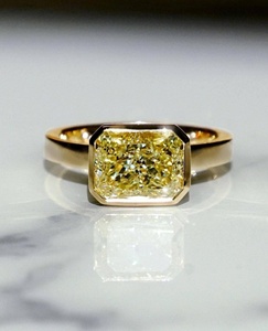Strahlend Geschliffener Fancy Vivid Yellow Diamantring für Damen Luxuriöser Goldband-Ring - Product Image 4