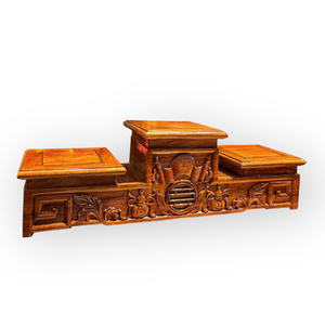 La base tiene tres niveles, un diseño sencillo y está hecha de palisandro natural. - Product Image 2