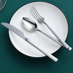 Ensemble de couverts de luxe en acier inoxydable durable comprenant fourchettes, couteaux et cuillères au design moderne et haut de gamme pour les dîners et les événements - Product Image 4