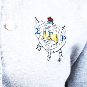 เสื้อคาร์ดิแกนผู้หญิง SGRho Chapter ปักลายตามสั่ง ติดกระดุมด้านหน้า เสื้อถักคอวี เสื้อผ้าสำหรับชมรมนักศึกษา แฟชั่นลำลอง เสื้อทับซ้อนกันได้ - Product Image 6
