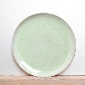 Assiette à dîner en céramique artisanale Seafoam, surface lisse et brillante, design à bord fin, fabrication robuste, parfaite pour les repas contemporains - Product Image 5