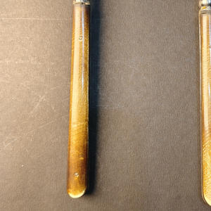 Juego de 2 Servidores de Ensalada de Acero Inoxidable con Mangos de Resina Pulida Color Ámbar, Cuchara y Tenedor Grandes para Charcutería Gourmet - Product Image 3