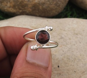 แหวนเงินแท้ 925 ประดับพลอยโกเมนสีแดงทรงเหลี่ยมเจียระไนแบบบริลเลียนท์ งานแฮนด์เมด สไตล์โบโฮคลาสสิก เรียบหรู ประดับพลอยเดี่ยว รับรองคุณภาพ เหมาะสำหรับงานแต่งงานและงานปาร์ตี้ - Product Image 3