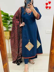 Ensemble ethnique trois pièces pour femme en rayonne slub avec appliques, comprenant un haut, un pantalon et un dupatta en mousseline, entièrement cousu, tenue traditionnelle - Product Image 3